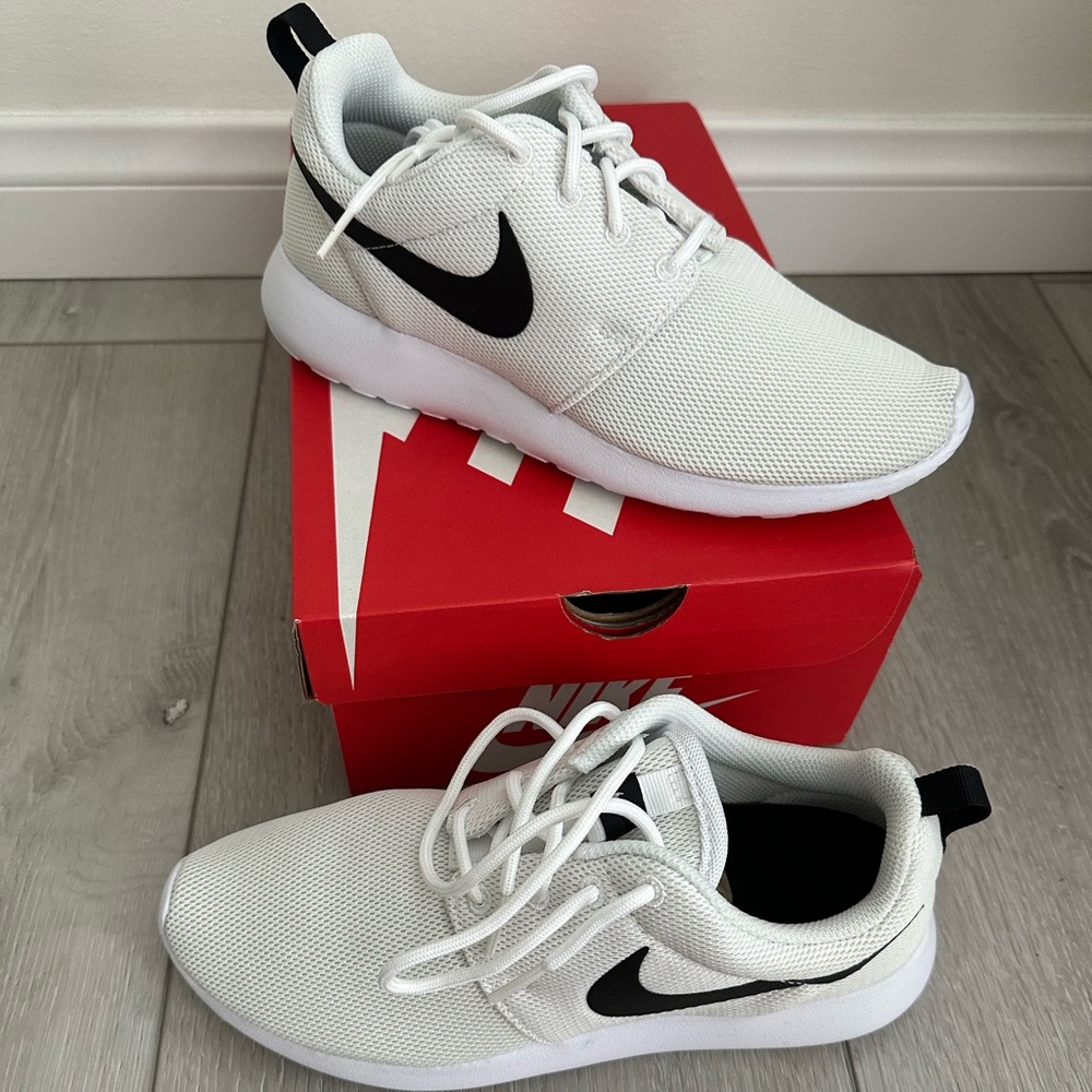 Nike Roshe One White and Black Box
